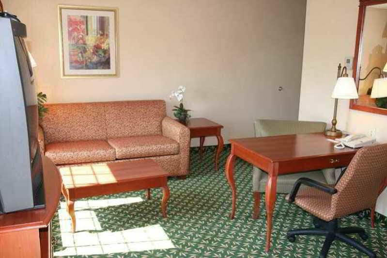 Hampton Inn & Suites Greenfield Esterno foto